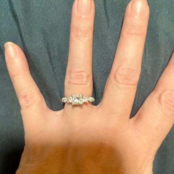 VERRAGIO Engagement Ring Princess cut 3 stone size 6.5. 6,500 for the ring. - Picture 5 of 15